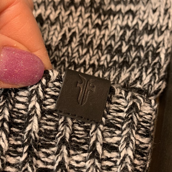 Frye Set 🌟 Beanie and Card Case - Picture 11 of 13